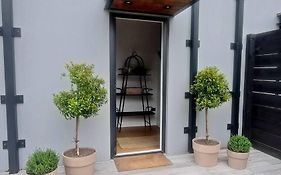 Apartment 6 - Haddin Court - Funky One Bedroom